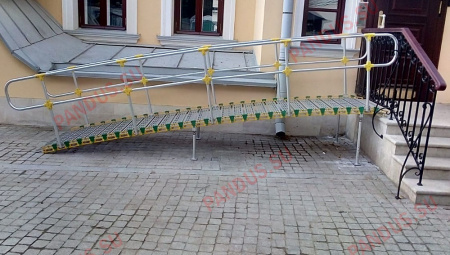 Рулонный пандус с поручнями ТУБУС
